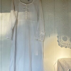 Women's White Nightgown XL 
Has embroidered flowers on it